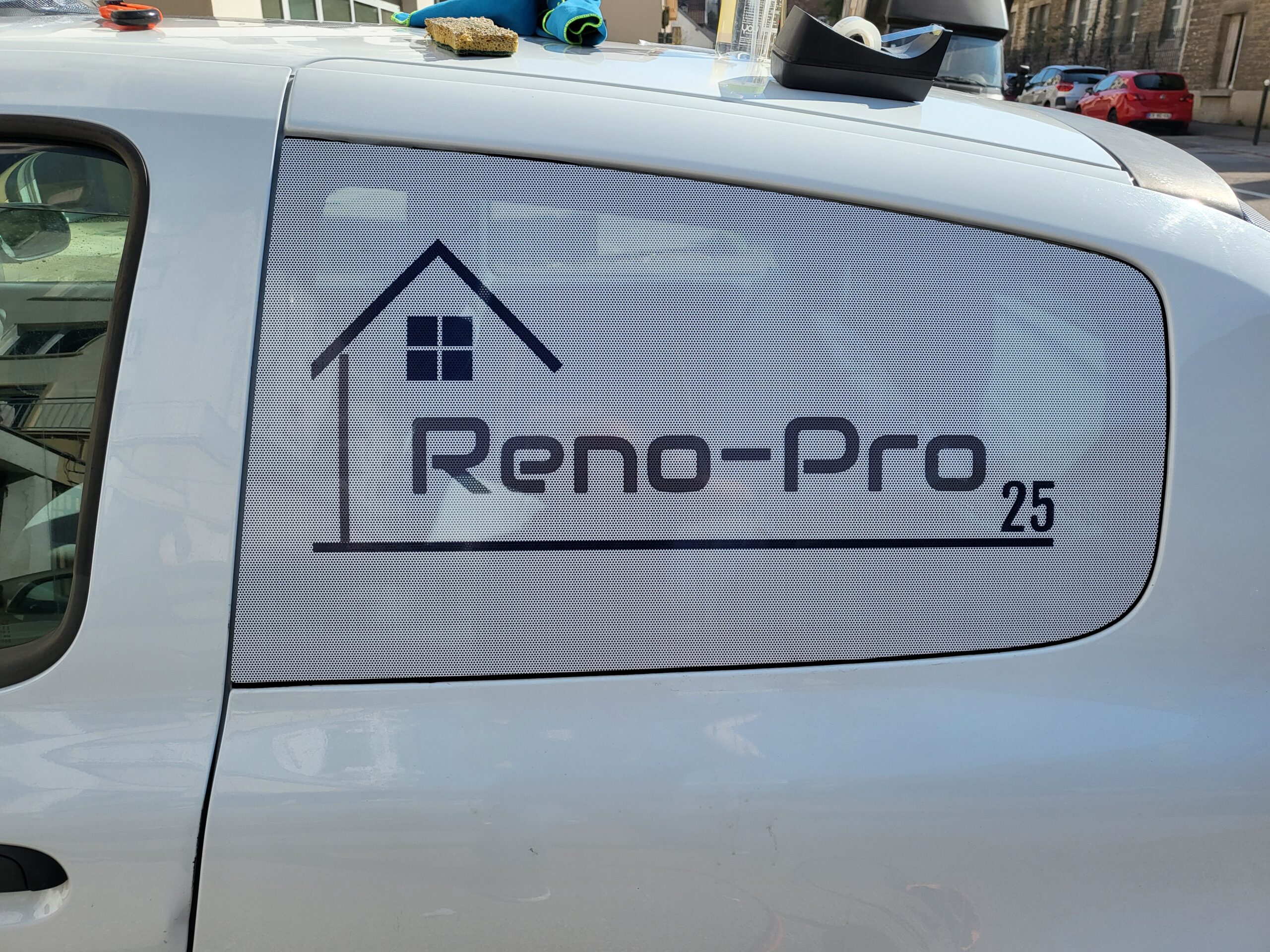 Covering micro-perforé posé sur la vitre d'un véhicule utilitaire, logo Reno-Pro 25