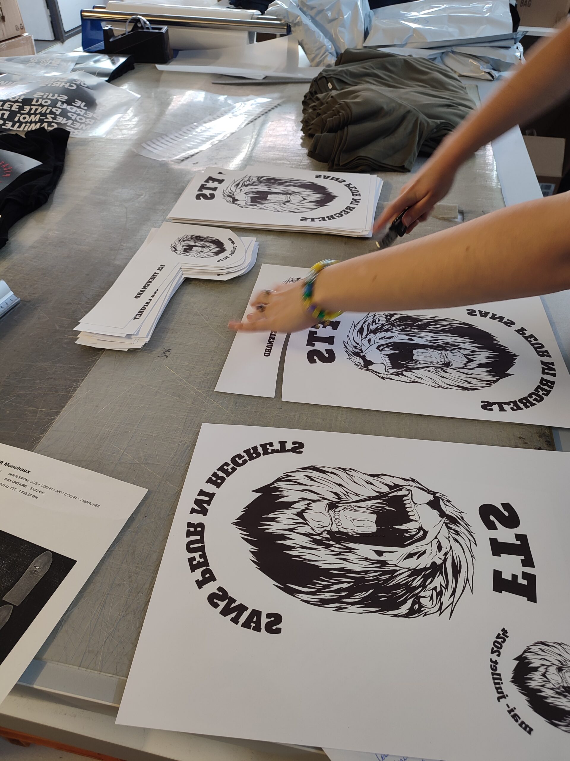 Transferts personnalisés motif lion « ETS – Sans peur ni regrets » imprimés et découpés à l'atelier