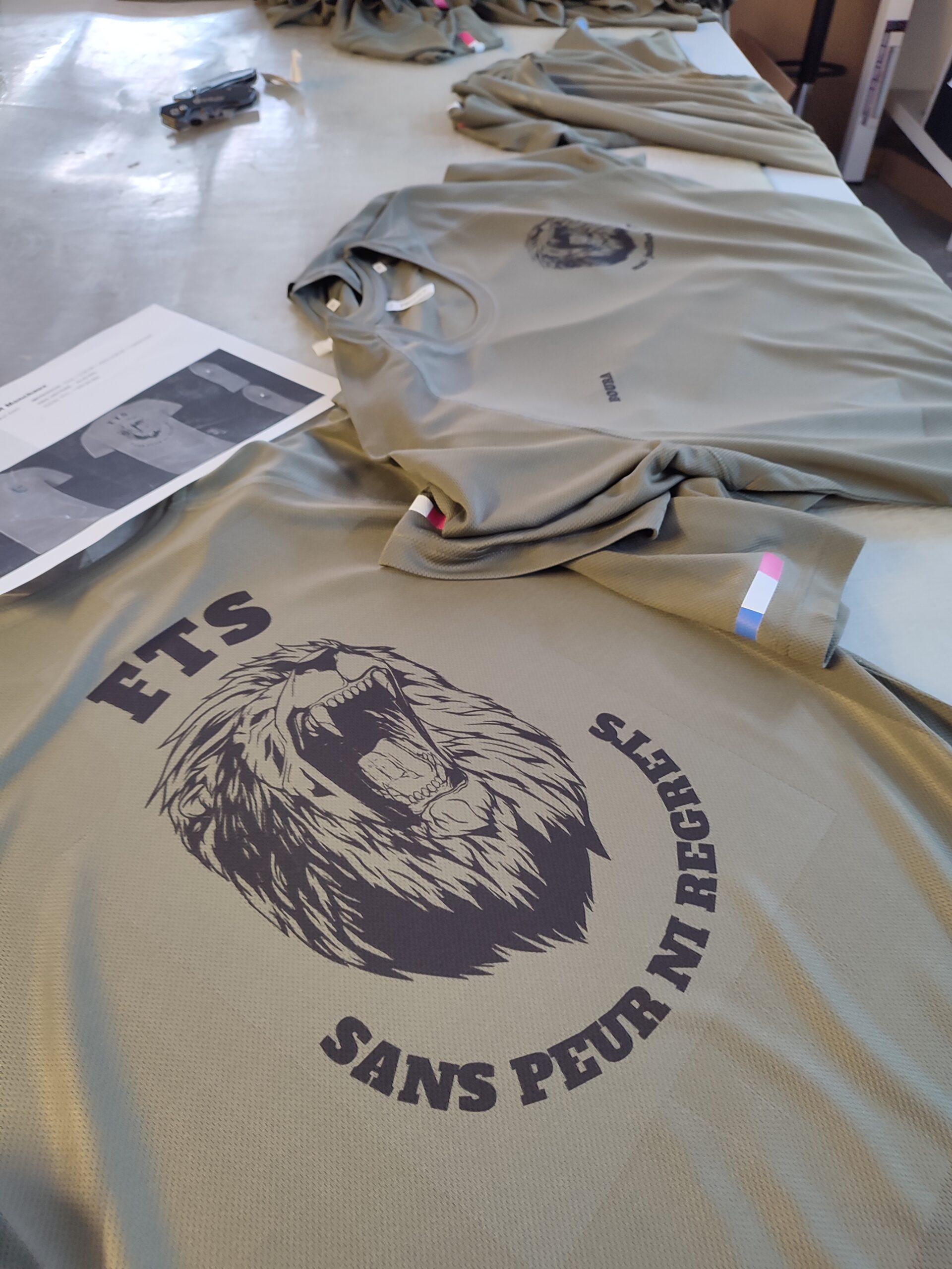 T-shirts kaki personnalisés par transfert, motif lion « ETS – Sans peur ni regrets »